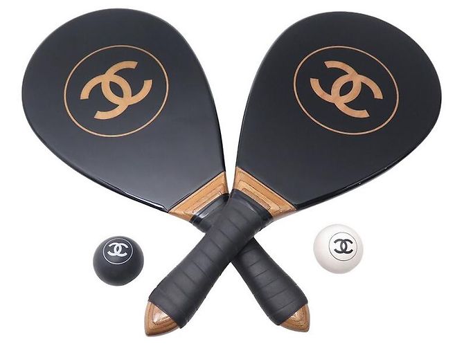 LOTE CHANEL 2 RAQUETES DE PLAYA + 2 BALONES EN LACA NEGRA DE MADERA Negro