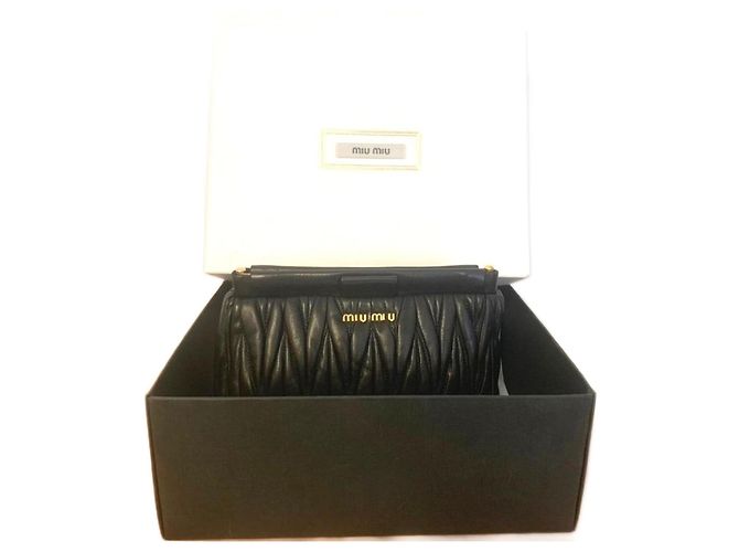 Clutch Miu Miu de couro de cordeiro acolchoado preto