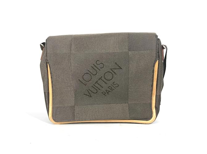 バッグ LV Damier geant petit Messenger bag LOUIS VUITTON Damier Geant Petit Messenger Bag Black VI5008