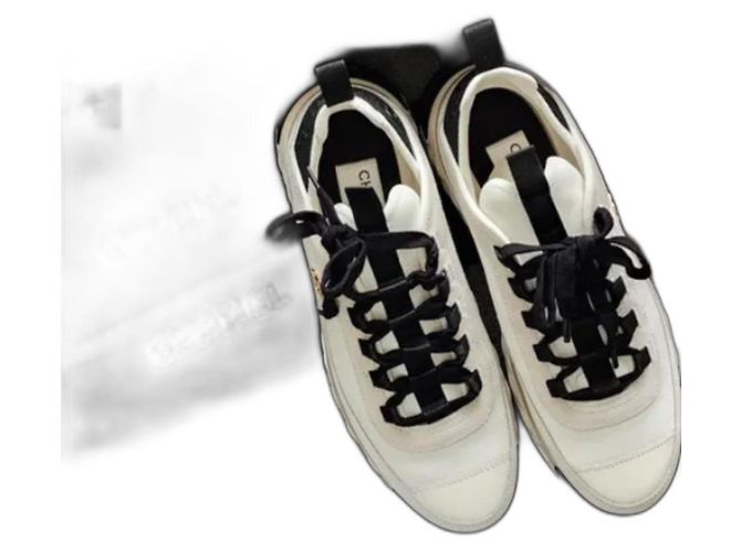 Baskets Classiques CHANEL en Blanc Ivoire