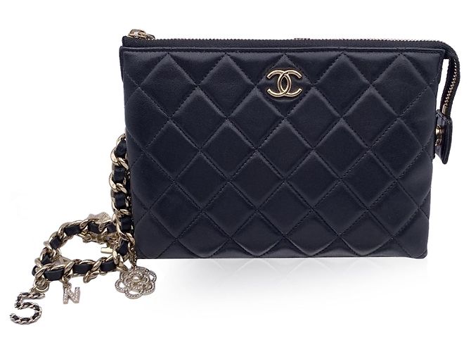 Wallet On Chain Chanel Schwarze gesteppte Leder-Clutch 2021 mit Coco-Charms