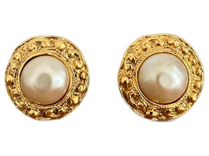 Brincos Chanel de clip dourados e pérolas