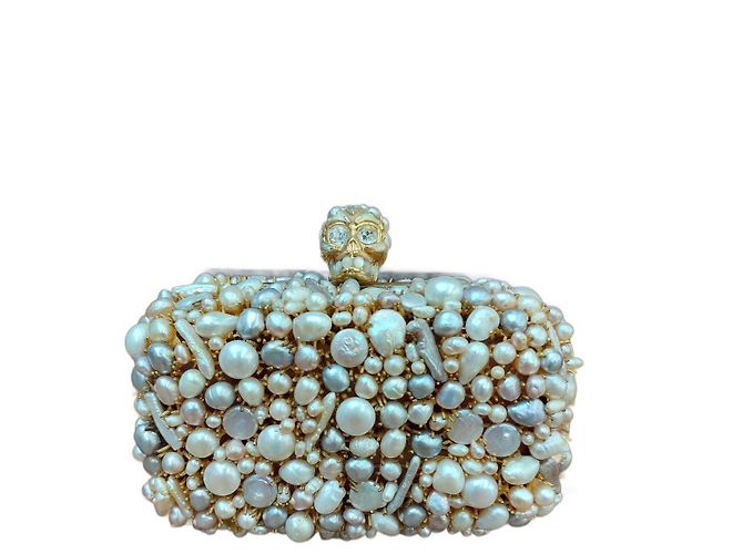 Alexander McQueen: clutch em forma de crânio cravejado de pérolas Bege