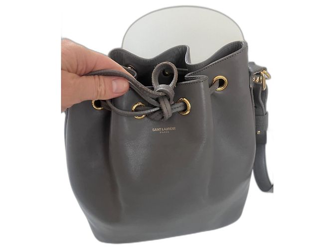Modelo de bolsa Yves Saint Laurent Cinza antracite