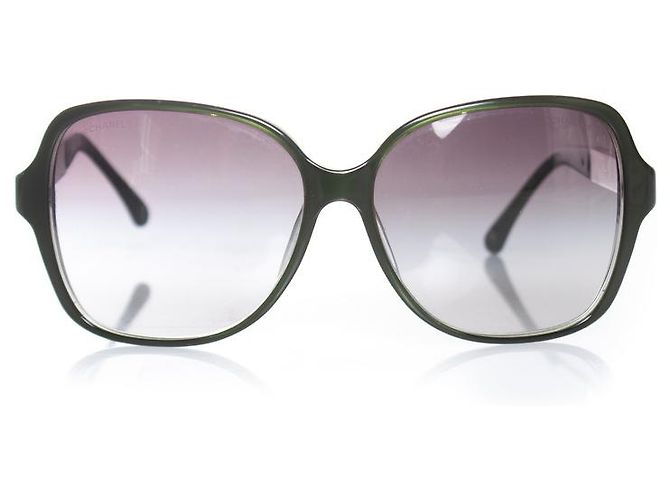 Grüne quadratische Sonnenbrille von Chanel
