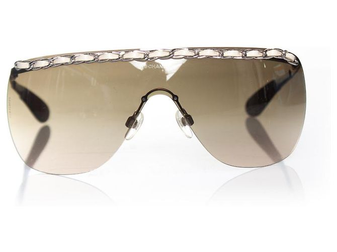 Óculos de sol sem aro com corrente da Chanel Marrom