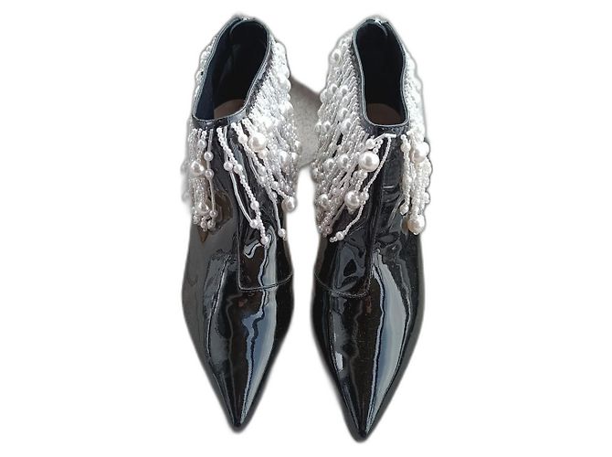 Botines Christopher Kane de charol negro con perlas