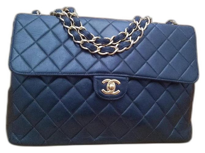 Bolsa Chanel XXL em couro preto