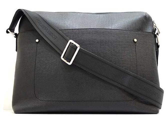 Louis Vuitton Taiga Grigori Messenger Bag Black Cloth  ref.1647087