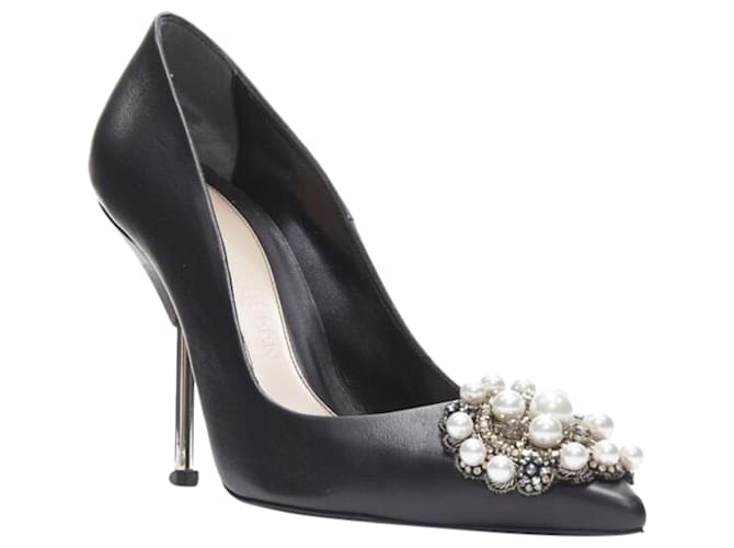 Schwarze Stiletto Pumps mit metallischen Perlen von Alexander Mcqueen