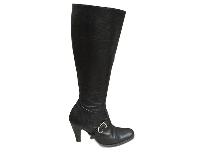 Botas Prada de couro preto com fivela