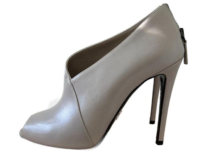 Prada Bottines à talons ouverts asymétriques Gris