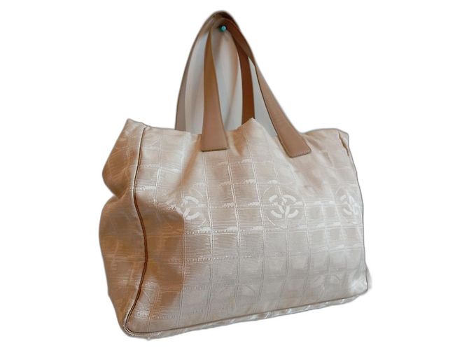 Cocoon Chanel Reiselinie Aus weiß