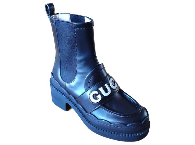 BOTAS FEMININAS GUCCI COM LOGO E SOLA TANK. Preto