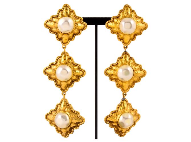 Pendientes de clip dorados de Chanel con perlas artificiales
