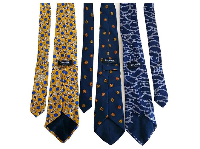 3 vintage Chanel ties White Multiple colors Yellow Navy blue
