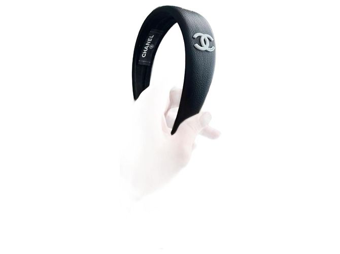Tiara Chanel de couro preta Preto