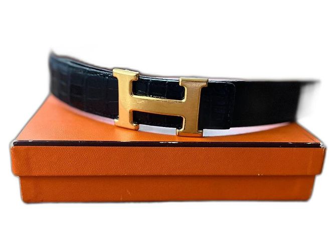 Cinto Hermès em couro de crocodilo preto com fivela H dourada 85 cm