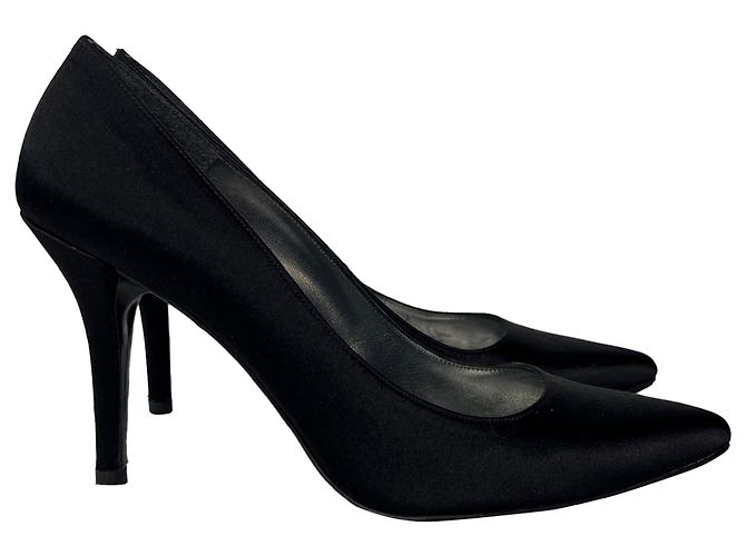 Décolleté a punta Stuart Weitzman in raso nero