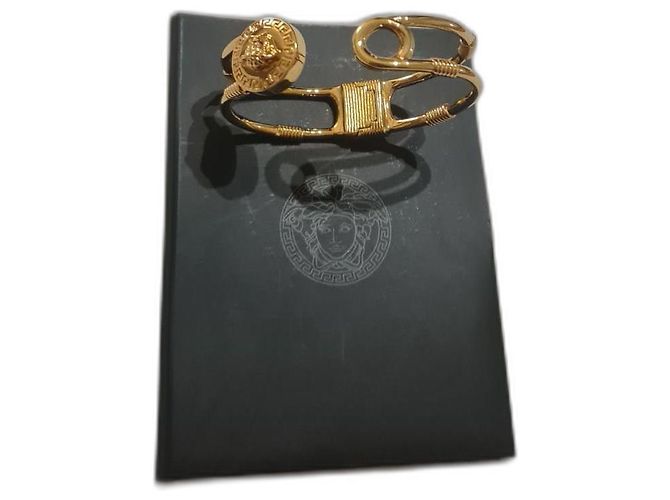 Pulsera Versace de acero dorado