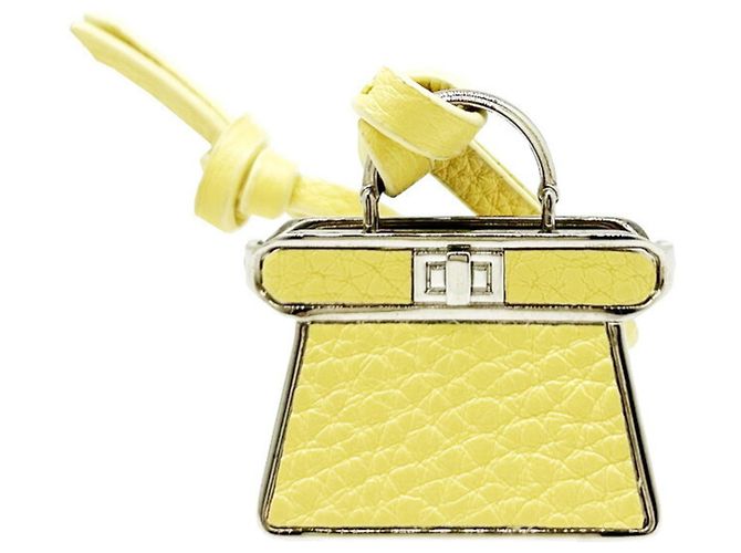 Fendi Strap Pico Peekaboo Charm in pelle gialla Giallo