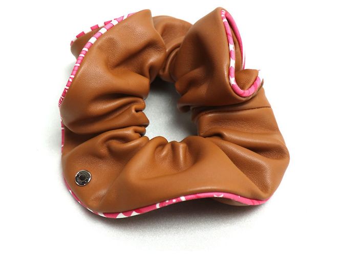 Silk In Hermès Scrunchie de couro e seda dourada Hermes Dourado