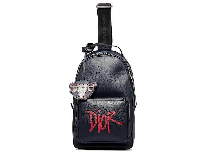 Blue Dior x Shawn Stussy Jahr des Ochsen Sling Rucksack Blau Leder ref.1718972 Joli Closet