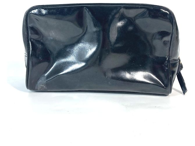 Bolsa preta Chanel com a marca CC Coco Preto