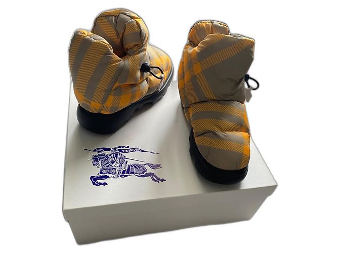 Botas de almohada a cuadros Burberry Mostaza