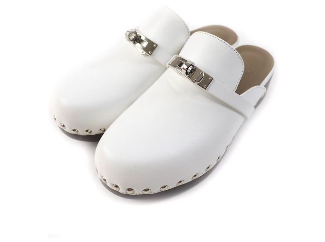 Mule com fivela Kelly Silver Carlotta da Hermès Branco