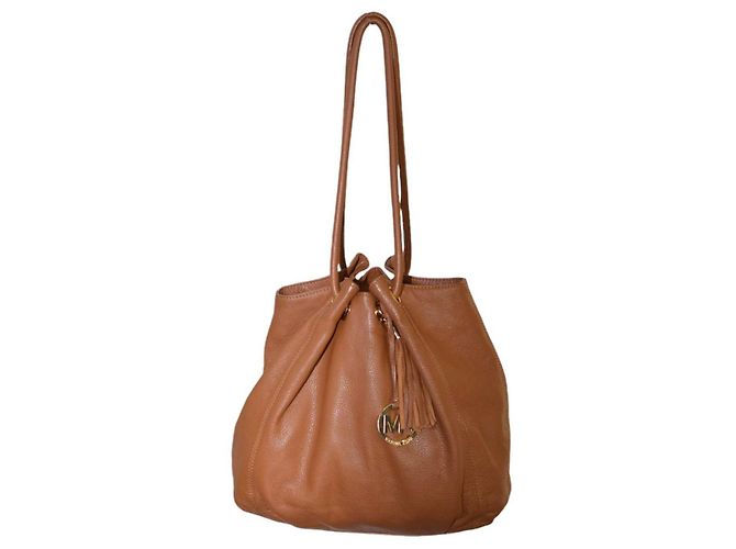 Michael Kors Sac à main bucket en cuir marron avec pompon