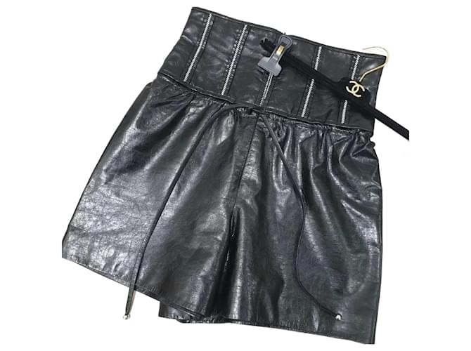 Pantaloni corti pelle nera online