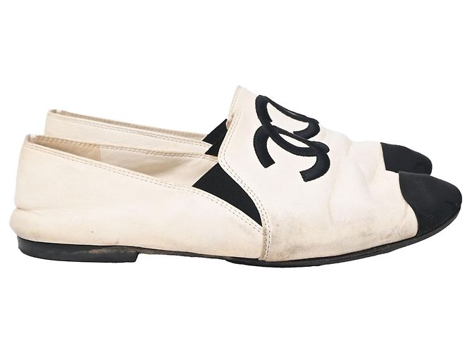 Timeless Mocassins Chanel com logo CC entrelaçado em couro branco