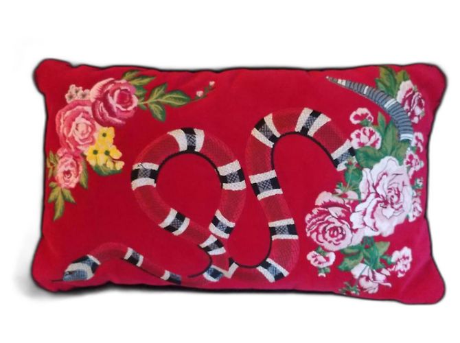 Gucci Cojín de terciopelo con bordado de serpiente rey Multicolor