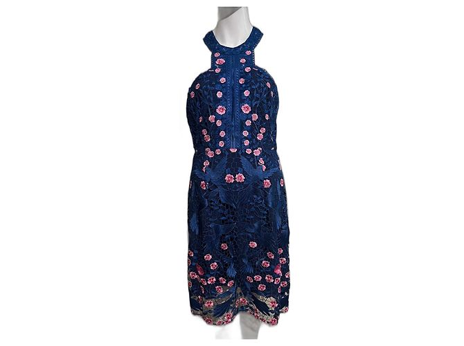Marchesa Vestido de renda de pássaro em um azul claro com acentos florais rosa