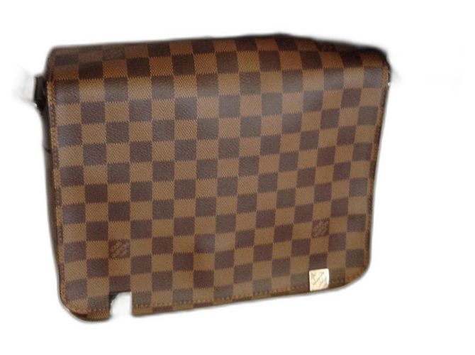 Bolsa Louis Vuitton District Ebony em tecido Ébano