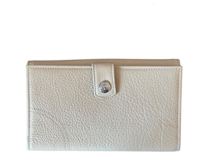 rare two-tone wallet from Longchamp Eggshell 