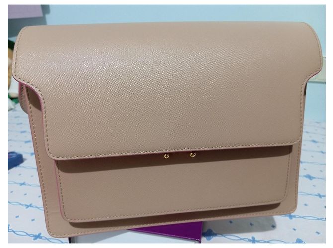 Marni Bolsa média TRUNK em couro saffiano bege