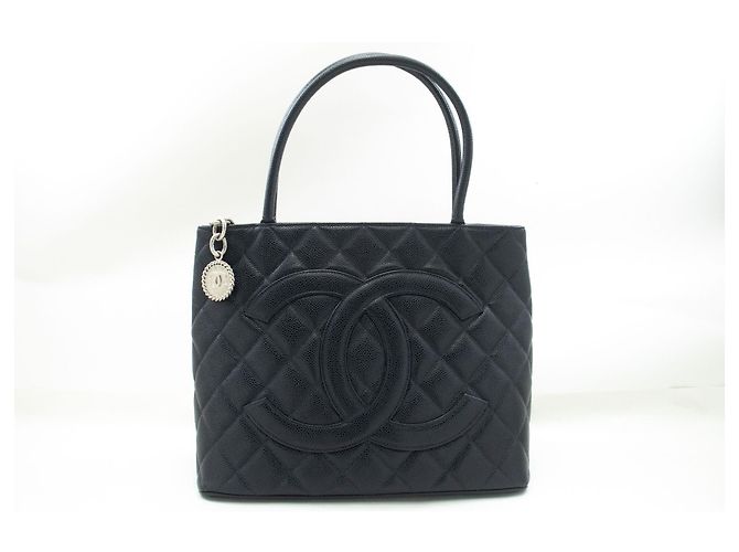 Bolsa de ombro em couro de bezerro texturizado prateado CHANEL Preto