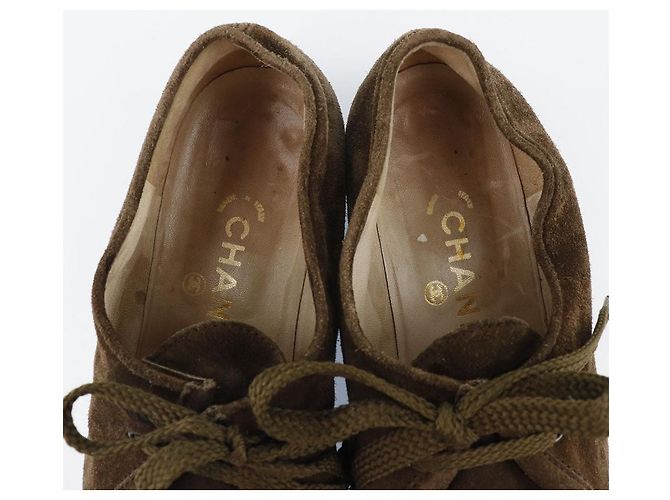 Mocassini in suede Chanel con il marchio Coco Marrone