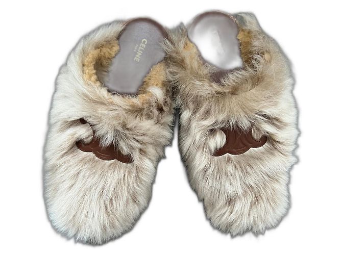 Céline Clogs aus beigem Kunstfell