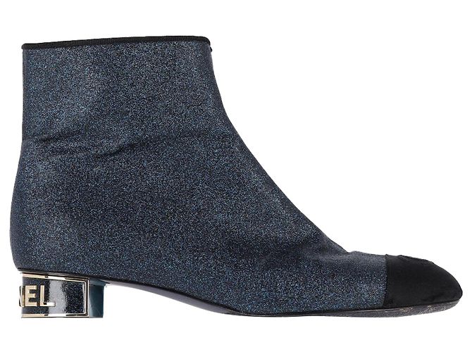 Timeless Botas de tornozelo de salto baixo com bico captoe em glitter azul marinho com logo CC da Chanel
