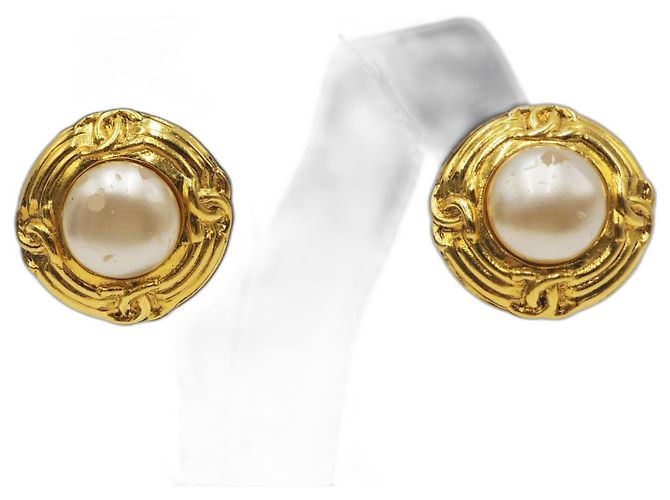 Orecchini perla con bottone CC vintage di Chanel Gold hardware 