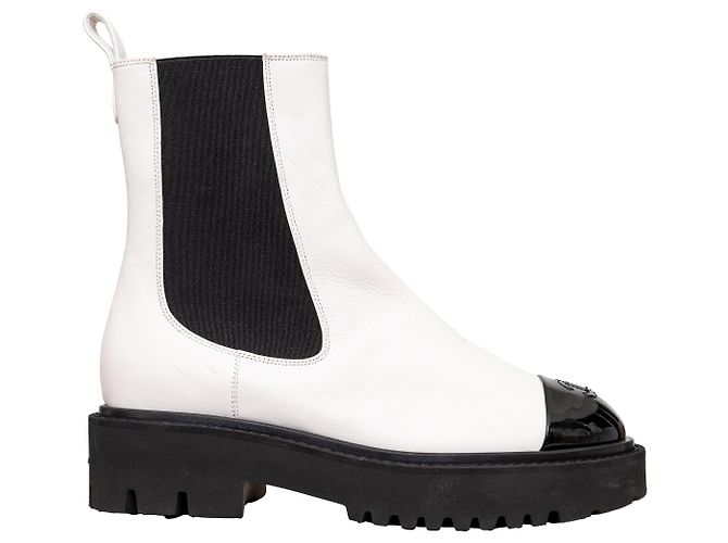 Chanel Lackleder Stiefeletten Weiß