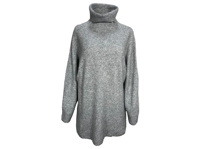 The row Der Rollkragenpullover aus grauer Wolle