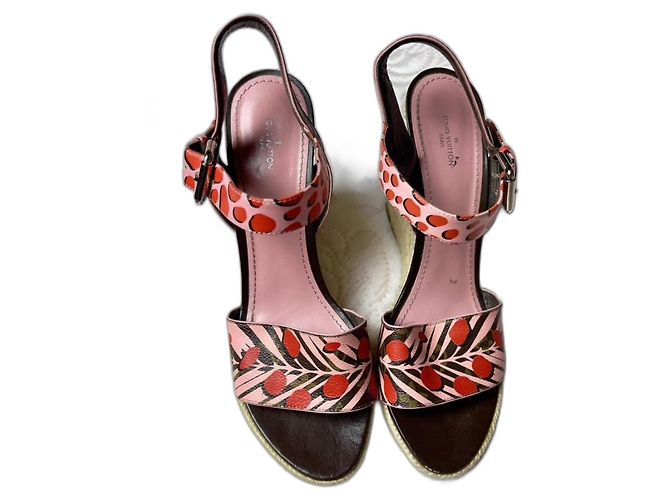 Mules compensées Louis Vuitton en cuir rose
