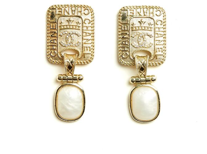 Chanel 2020 Brincos de pino CC de placa dourada e pingente perolado Dourado