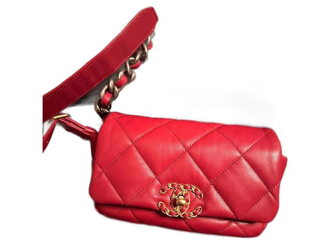 Chanel 19 Gürteltasche aus rotem Lammleder