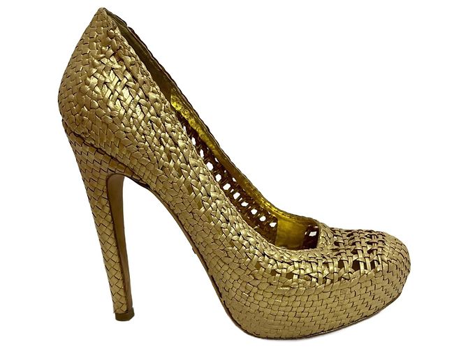 Zapatos de tacón dorados intrecciato de Prada