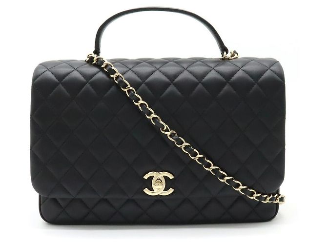 Bolsa de mão Chanel em couro de cordeiro matelassé com marca Coco Preto